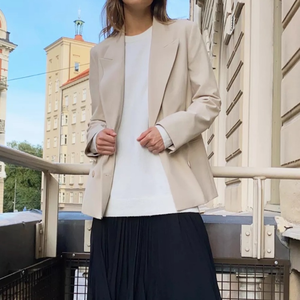 NWT Aritzia jacket light beige color xxs
